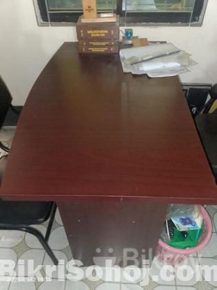 অফিস টেবিল